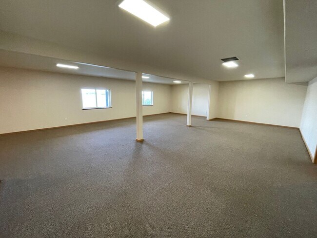 Foto del edificio - Spacious and Modern 3 Bedroom Sunlit Basem...