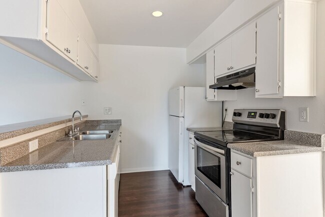 Foto del edificio - Updated 1BD/1BA Apartment in well maintained Complex in Sylmar.