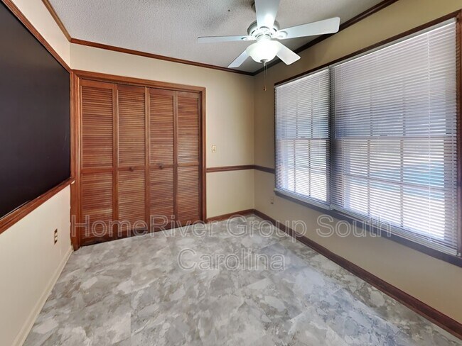 Building Photo - 889 Twin Lakes Dr
