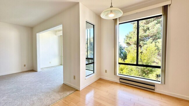 Foto del edificio - Top-floor with Storage Room & Huge Walk-In...