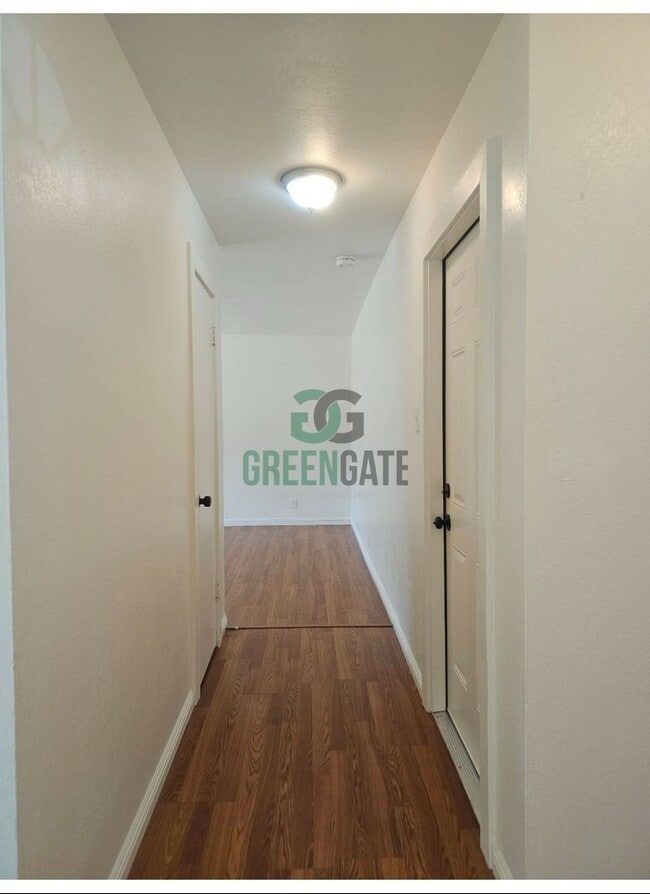 Building Photo - 3 BEDROOM 2 BATH HOME MOVE IN READY IN MOD...