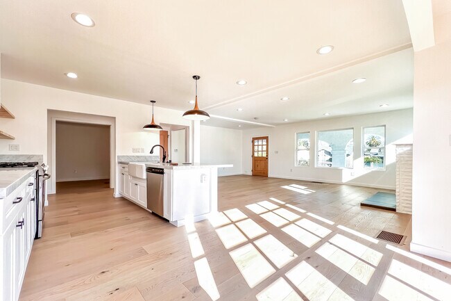 Building Photo - 103 N Kingsley Dr