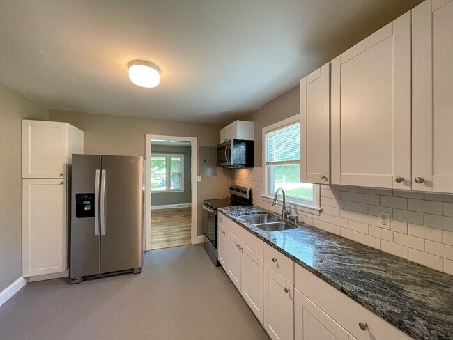 Building Photo - 3-Bedroom with Garage in South Asheville