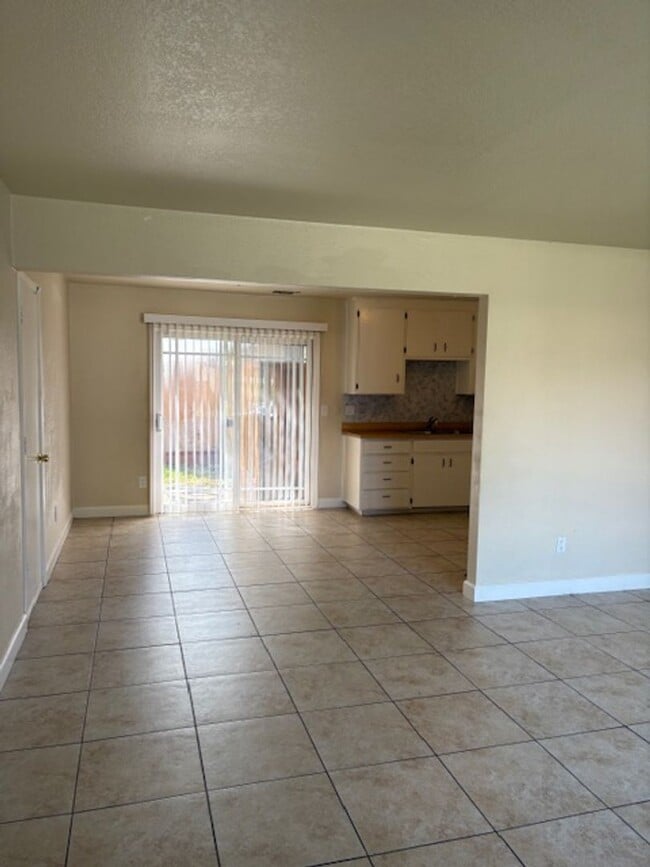 Building Photo - Single story, 3 bed 1.5 bath home.
