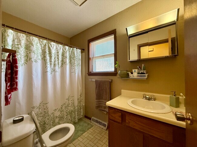 Building Photo - 1042 Castlewood Dr