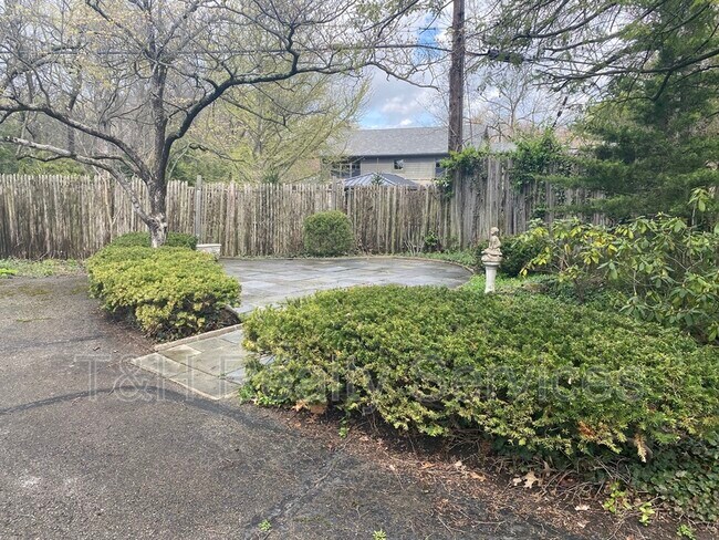 Foto del edificio - 324 Willow Spring Rd