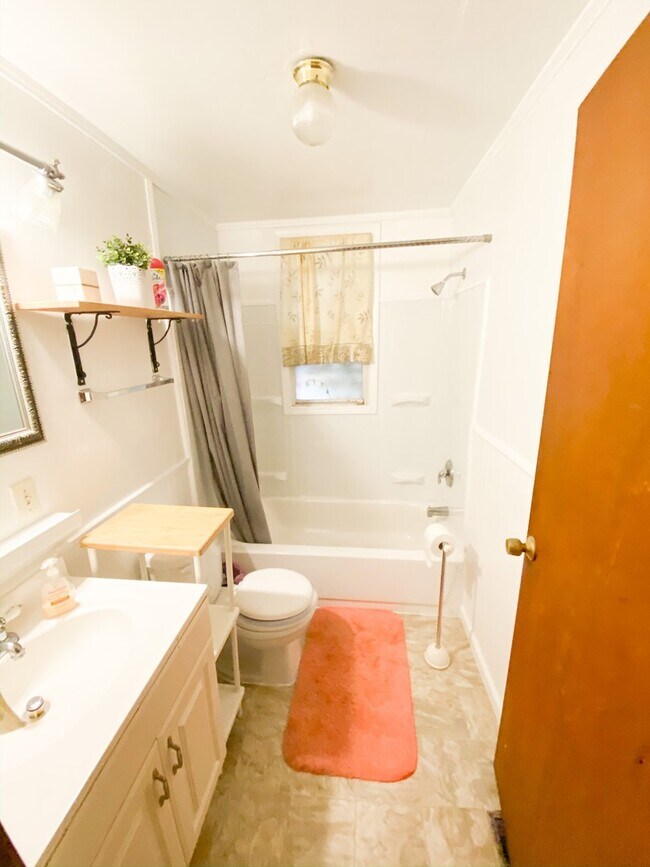 Building Photo - Spacious 3 bed 1 bath home with fenced yar...