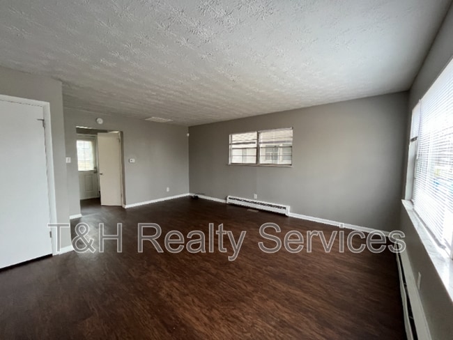 Building Photo - 847 Riverside Dr