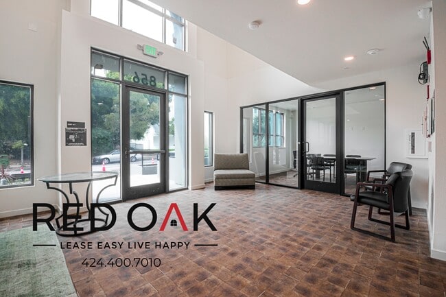 Building Photo - 856 S Gramercy Dr