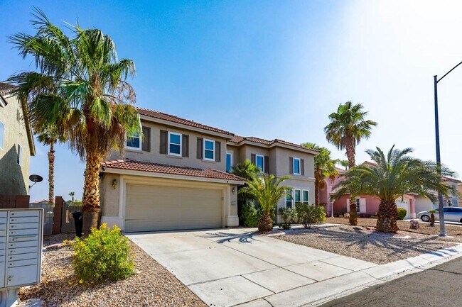 Foto del edificio - West Vegas Pool Home With First Floor Bed ...