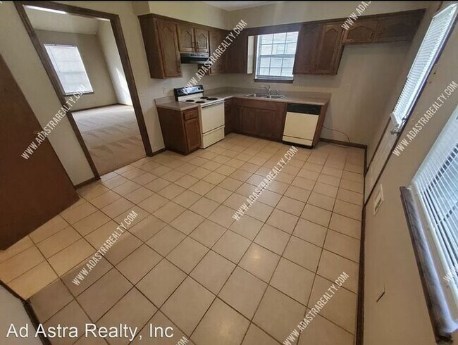 Foto del edificio - Spacious Duplex in Blue Valley-Available N...