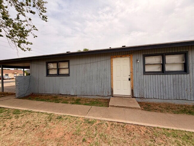 Building Photo - "Charming 2-Bed Oasis in Lubbock: Cozy Comfort at 529 42nd Street!"