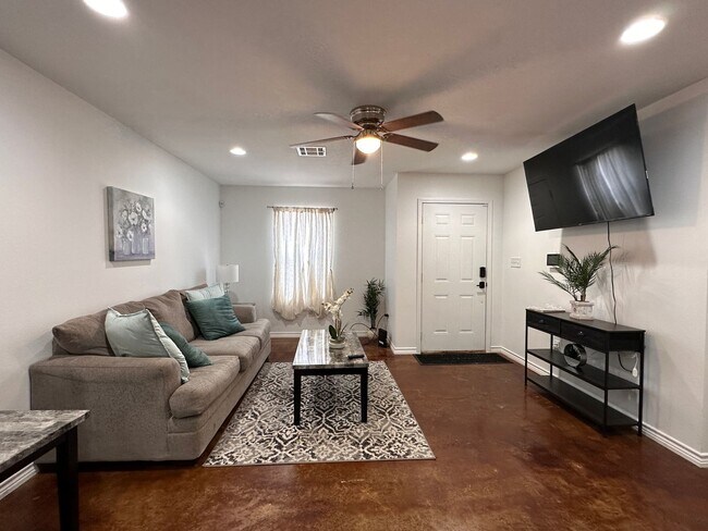 Building Photo - Beautiful and Spacious 2/2 North LC