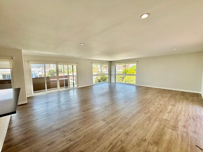 Building Photo - 1284 Havenhurst Dr