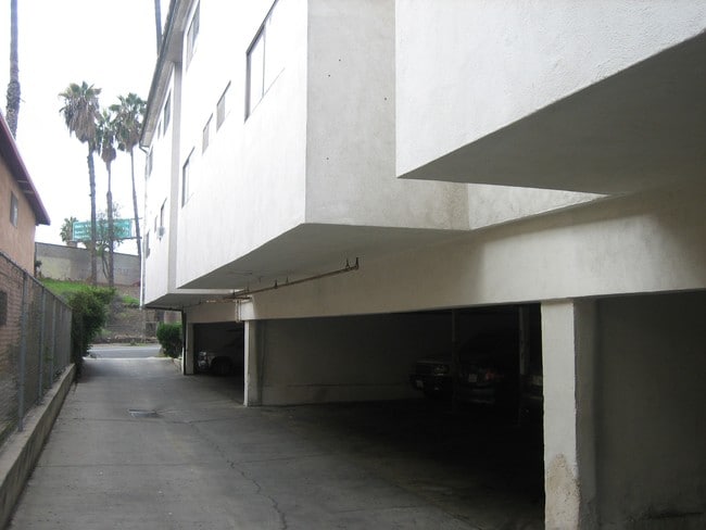 Building Photo - 730 N Mariposa Ave