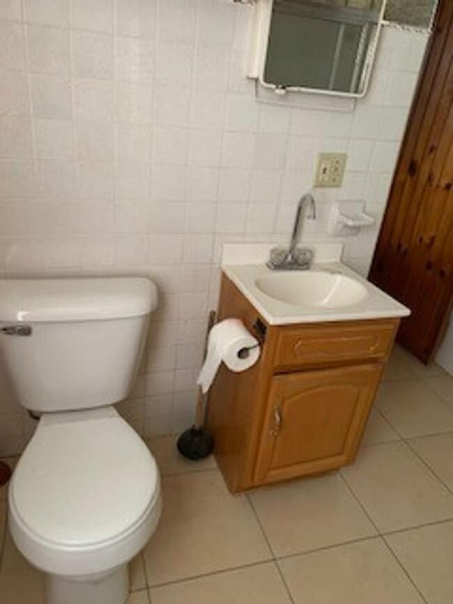 Building Photo - Large 3 BR 2 BA house w beautiful woodwork...
