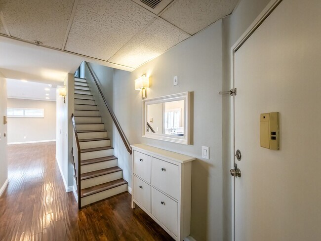 Foto del edificio - Luxury Living in Toluca Lake! OPEN HOUSE JUNE 6TH, 2026 from 11:AM to 12:30 PM