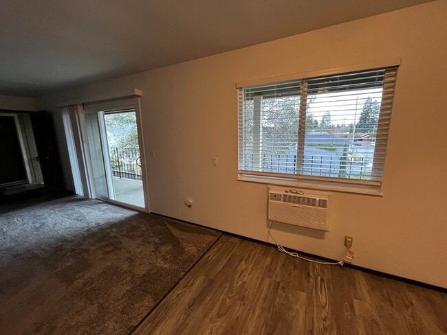 Building Photo - 616 Center St