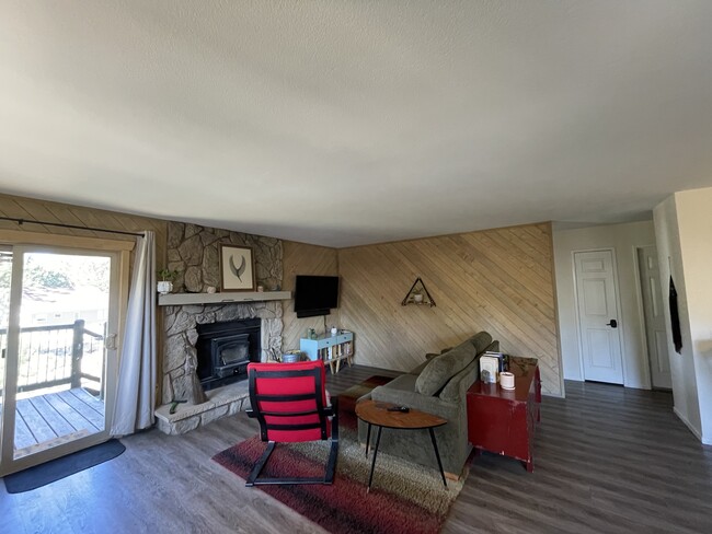 Foto del edificio - 192 Laurel Mountain Rd