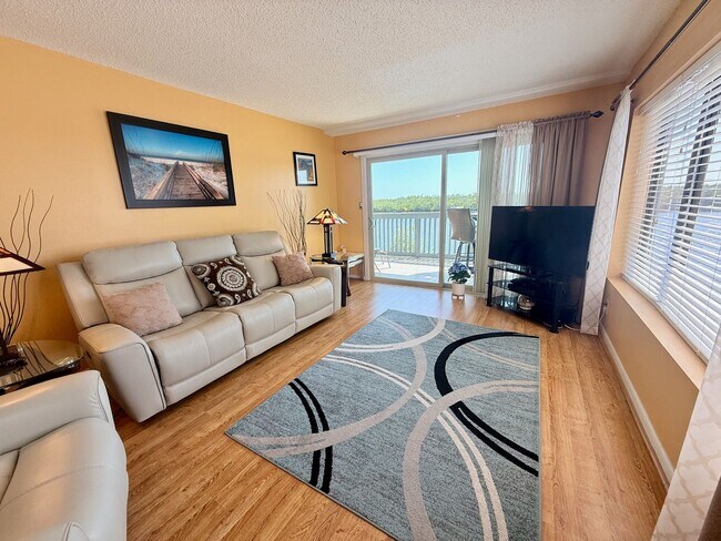 Foto del edificio - 2 bed 2 bath Turnkey Yearly Rental – Water...
