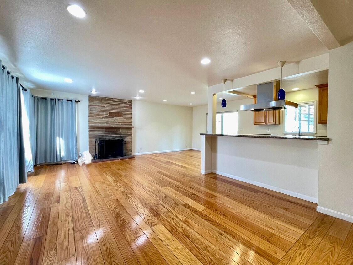 Primary Photo - 4 Bed 2 bath SFH in Oakland Hills secluded...