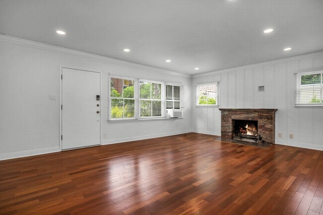 Building Photo - Incredible unit in A+ Location
