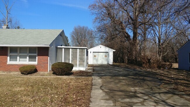 Building Photo - 2214 W 65th St