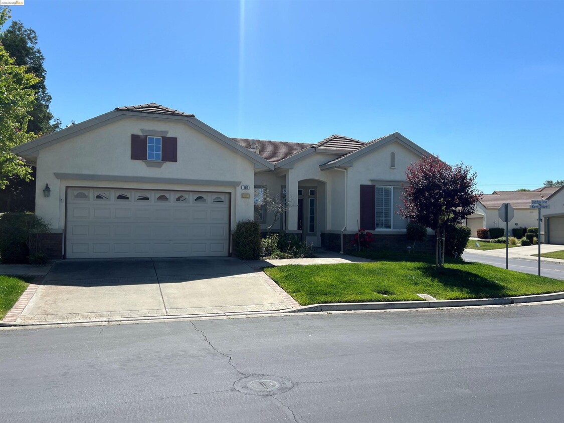 Primary Photo - 360 Gladstone Dr