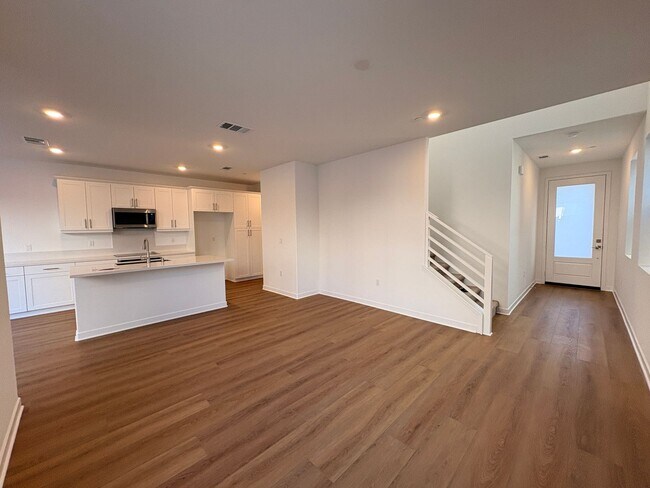 Building Photo - 3 Bed, 2.5 Bath in Ontario!