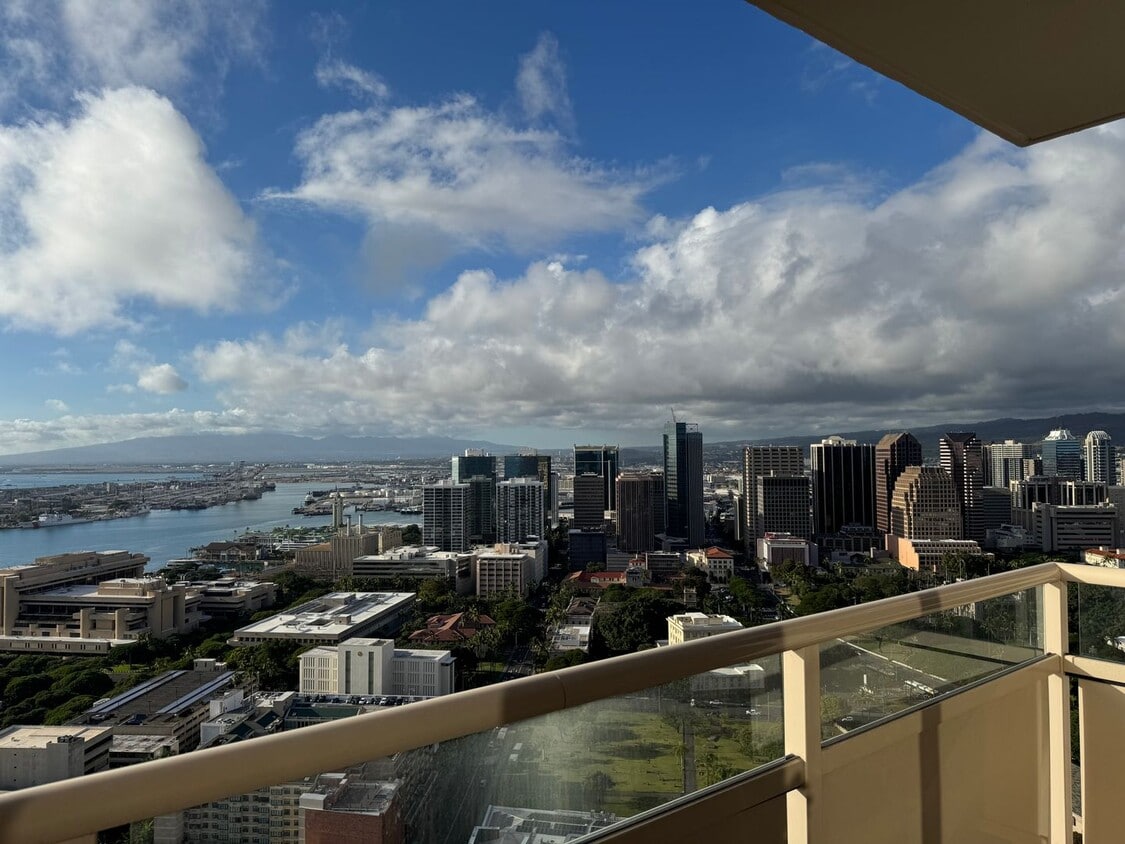 Foto principal - Immaculate Contemporary Living in Kaka‘ako- 2 bedroom, 2 bathroom, 1 covered parking stall, and I...