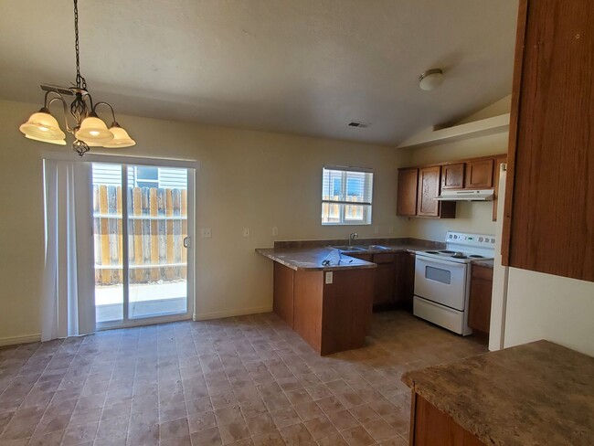 Building Photo - 3 bed 2 Bath near Canyon View