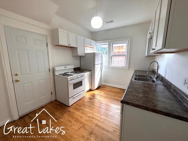 Foto del edificio - Stunning 3 Bedroom 1 Bathroom now availabl...