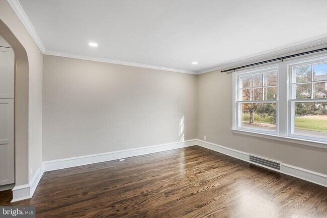 Foto del edificio - 113 W Albertson Ave