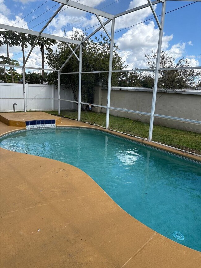 Foto del edificio - Spacious 4-Bedroom Pool Home in Indian Cre...