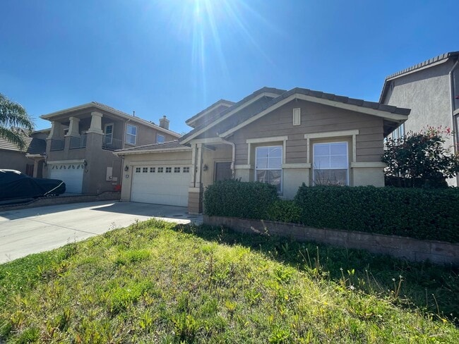Building Photo - 3 Bed, 2 Bath Haven with Large Yard & Gara...