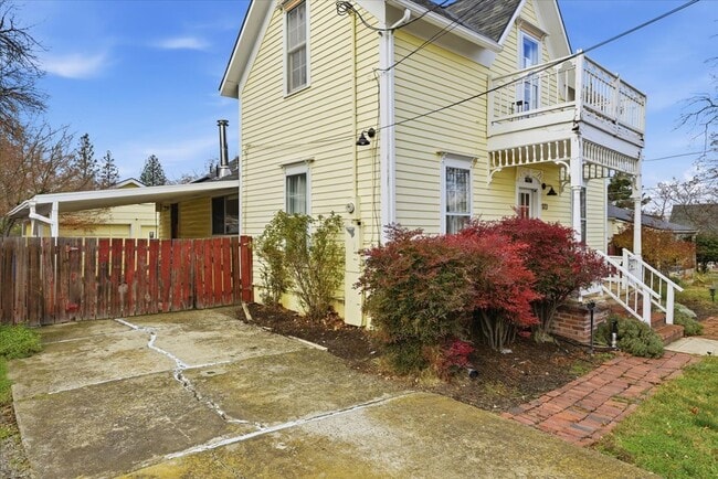 Building Photo - 173 Helman St