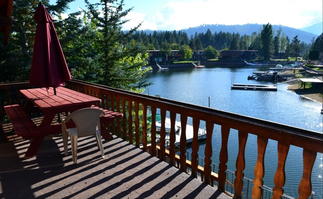 Building Photo - 3BR + loft and 2Ba! w/private boat dock, a...