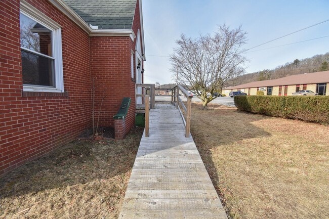 Building Photo - Two Bedroom Home with Detached Garage!