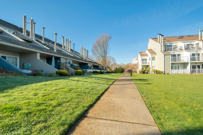 Foto del edificio - GORGEOUS CONDO ON HAYDEN ISLAND WITH COLUM...