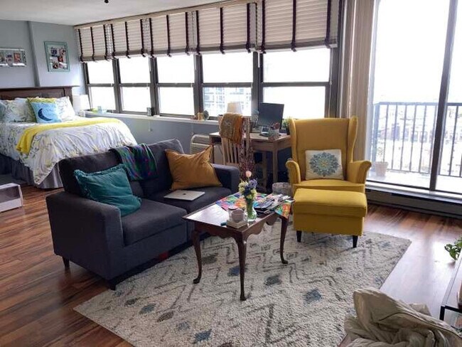 Foto del edificio - 2740 N Pine Grove Ave