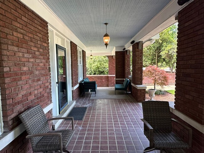 Building Photo - Incredible 3 BR/3BA Bungalow-Evergreen His...