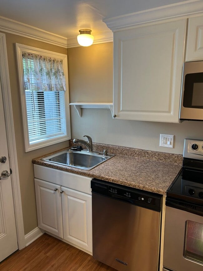 Building Photo - Modern Charm: 2 BR Home with Finished Basement, Pet Friendly, Assigned Parking, and Prime Location!