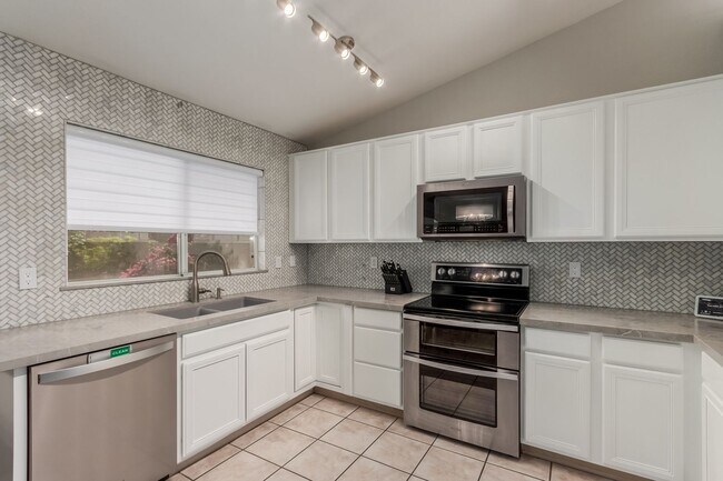 Foto del edificio - Custominzed home with lots of upgrades and...