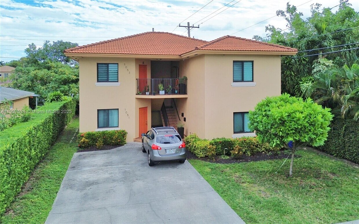 Foto principal - 1053 SW 29th Ct