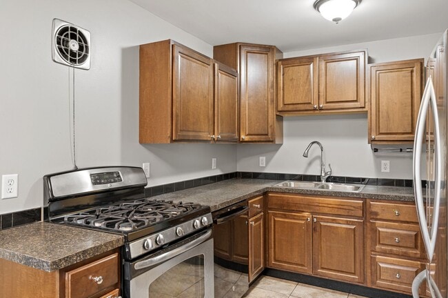Building Photo - 1711 Rose Pl W