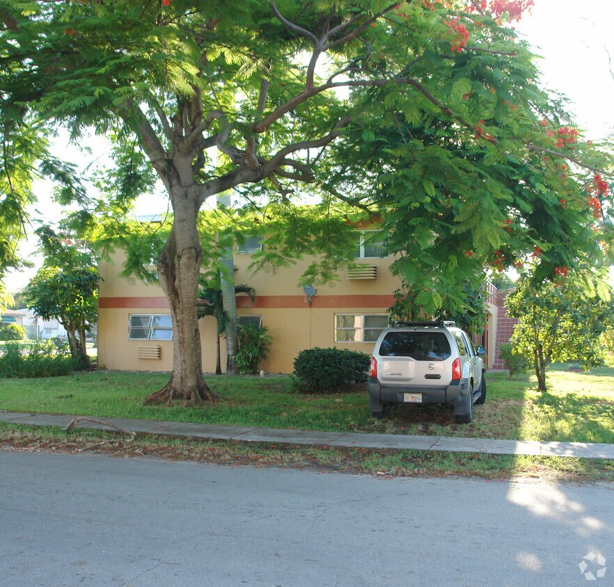 Foto principal - 2200 NE 173rd St