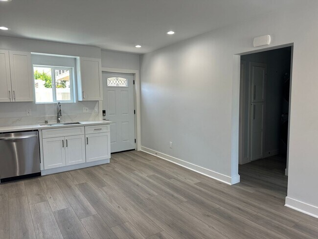 Foto del edificio - Brand New Imperial Beach 2 bedroom, 2 Bathroom Apartment with AC, Washer/Dryer and 2 Parking Spaces