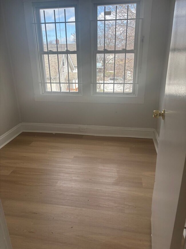 Building Photo - Single Cleveland East Side Section 8/Cash Pay