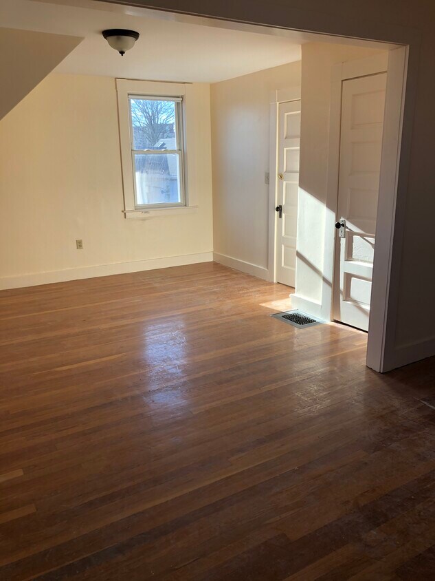 Living Room - 168 North St