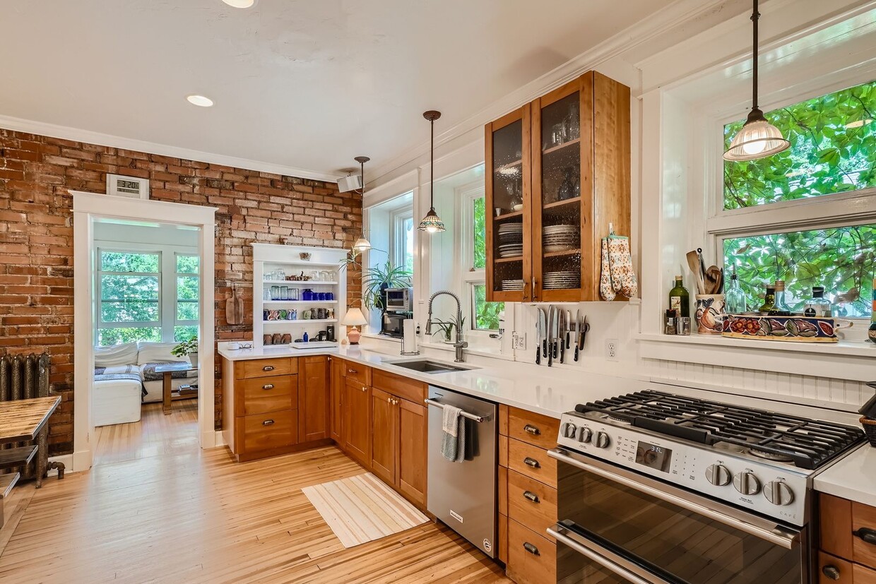 Primary Photo - West Boulder 4 BDR Home - Walkable to Ever...